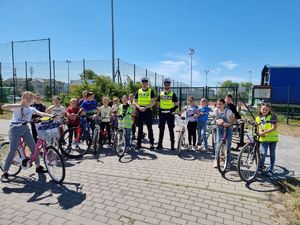 policjanci ze wszystkimi uczestnikami egzaminu na kartę rowerową