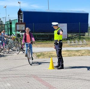 policjant pokazuje uczestnikowi kierunek jazdy