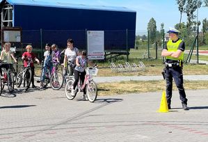 policjant obserwuje przebieg egzaminu na kartę