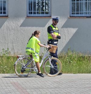 policjant z jedną z uczestniczek egzaminu