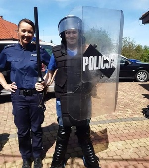 policjantka i uczestnik spotkania w stroju policyjnym