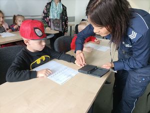 policjantka pobiera odciski palców