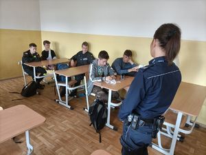 Policjantka rozmawia z uczniami