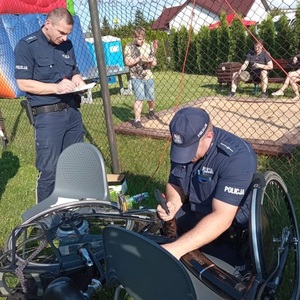 policjanci znakują rowery