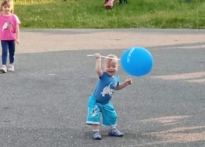 dziecko z policyjnym balonem