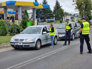 policjanci i SOK podchodzą do kierowcy