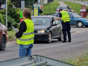 funkcjonariusze SOK-u rozmawiają z kierowcą