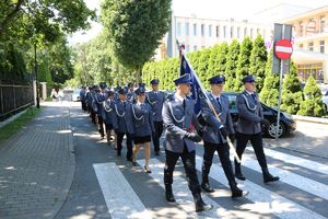 policjanci maszerują ulica