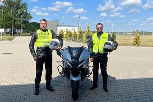 policjanci stoją przy motorze