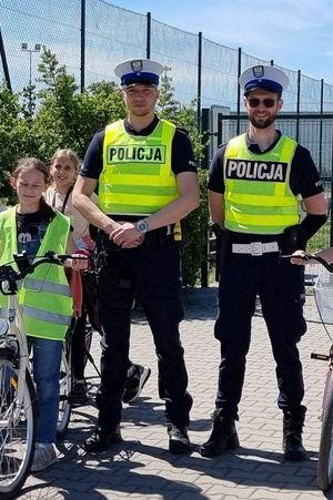 policjanci z dziećmi