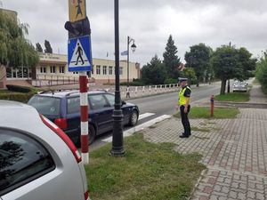 policjant obserwuje teren przy szkole