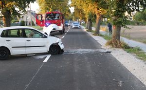 samochód na drodze w tle wozy straży i policji