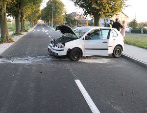 uszkodzony samochód na drodze