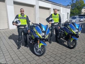 policjanci stoją przy motocyklach