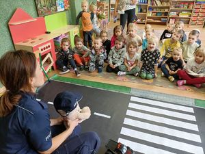 policjantka rozmawia z dziećmi