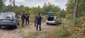 policjanci wspólnie ze strażą leśną kontrolują pojazdy w lwsie