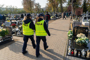 Policjantki na cmentarzu.