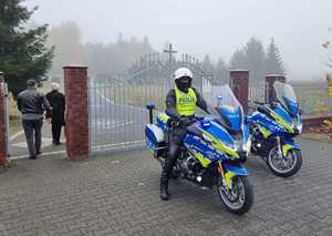 policjanci na motocyklach przy cmentarzu