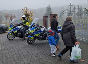 policjanci na motocyklach przy nekropolii