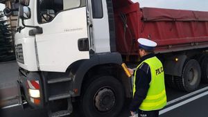 policjant bada stan trzeźwości kierującego ciężarówką