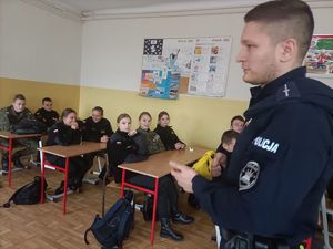policjant pokazuje taser uczniom