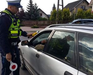 policjant sprawdza trzeźwość