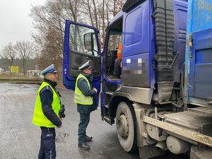 policjant z ITD rozmawiają z kierowcą