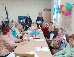 policjantki z grupą seniorów