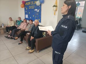 policjantka rozmawia z seniorami