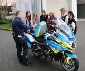 policjant ruchu drogowego pokazuje motocykl