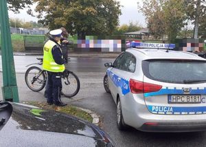 policjant kontroluje rowerzystę