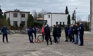 uczniowie  ćwiczą w miasteczku ruchu drogowego