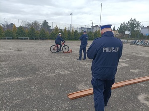 uczeń pokonuje tor