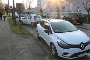 pojazdy uczestniczące w zdarzeniu stoją na drodze