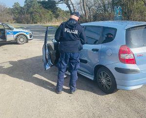 policjant kontroluje pojazd na drodze