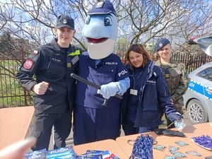 policjantka z polfinkiem stoi przy stoisku