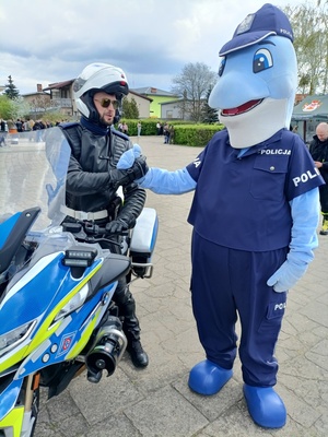 polfinek wita się z policjantem na motocyklu