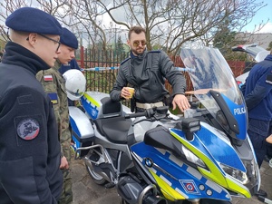 policjant pokazuje uczniom motocykl