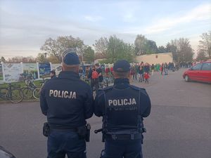 policjanci obserwują bramę główną na stadion