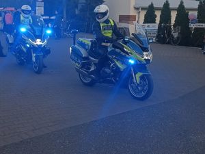 policjanci na motocyklach