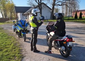 policjant kontroluje motocyklistę