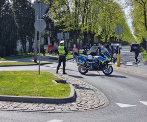 policjant stoi na skrzyżowaniu