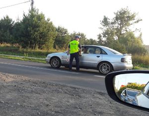 policjant sprawdza trzeźwość