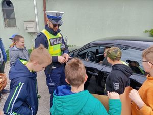 policjant kontroluje kierowcę w towarzystwie dzieci