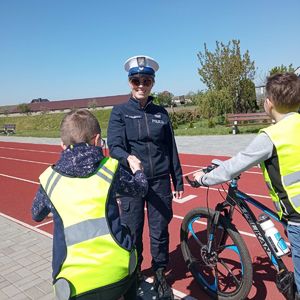 policjantka podaje rękę uczniowi