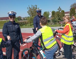 policjanci rozmawiają z dziećmi