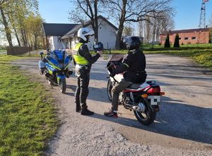 policjant sprawdza stan trzeźwości motocyklisty