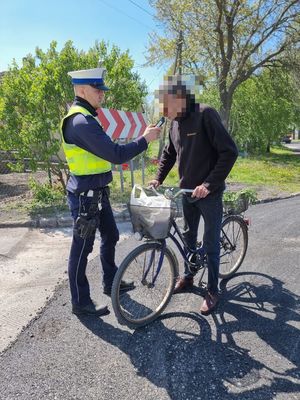 policjant sprawdza stan trzeźwości rowerzysty