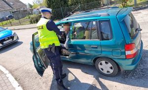 policjant bada alkotestem kierowcę