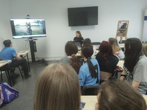 policjantka prezentuje uczniom film